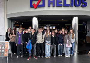 Uczniowie wraz z wychowawcą po sensie filmowym ,,Za duży na bajki”.