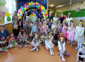 Zdjęcie grupowe - Dzień Kobiet w przedszkolu.