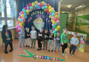 Chłopcy z grupy Szkraby w towarzystwie Pani Dyrektor w Dniu Kobiet.