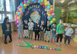 Chłopcy z grupy Szkraby przesyłają Pani Dyrektor, Panią i dziewczynką najserdeczniejsze życzenia z okazji ich święta.