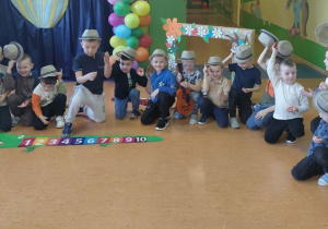 Chłopcy z grupy Promyczki w kapeluszach witają wszystkie Panie z okazji Dnia Kobiet.