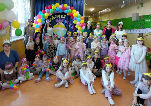Zdjęcie grupowe - Dzień Kobiet w przedszkolu.