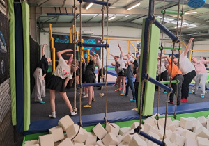 Wspólna rozgrzewka przed rozpoczęciem zabawy.