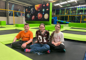 Uczniowie odpoczywający po zabawie.