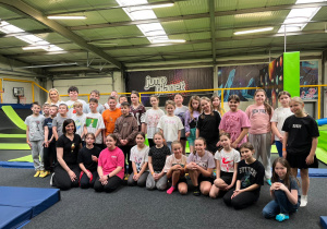 Uczniowie klasy IV i VS z wychowawcami.