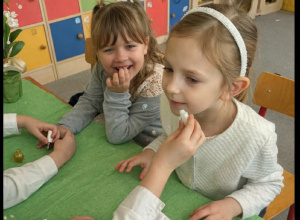 Dziewczynki z grupy Żabki podczas malowania w salonie zrobionym przez chłopców.