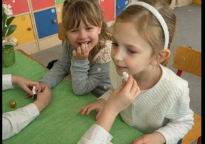 Dziewczynki z grupy Żabki podczas malowania w salonie zrobionym przez chłopców.