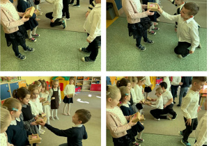 Chłopcy wręczają prezenty dziewczynkom z grupy Żabki.