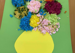 Praca grupowa dzieci kwiaty w wazonie.