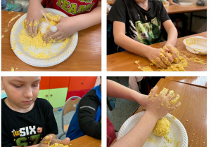 Dzieci z grupy Żabki zagniatają ciastolinę.