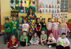 Zdjęcie grupowe dzieci z grupy Żabki z Panią Wiosną za którą przebrała się ciocia Kasia.