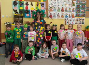 Zdjęcie grupowe dzieci z grupy Żabki z Panią Wiosną za którą przebrała się ciocia Kasia.