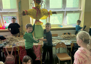 Dzieci prezentują Marzannę którą wspólnie wykonały.