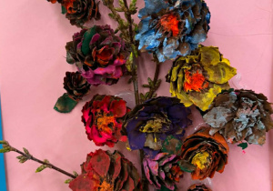 Obraz z szyszek wykonany przez Julkę.