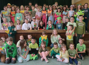 Uczniowie ubrani na zielono i biorący udział w konkursie na najciekawsze przebranie wiosenne.