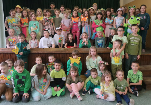 Uczniowie ubrani na zielono i biorący udział w konkursie na najciekawsze przebranie wiosenne.