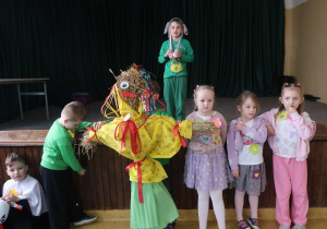 Przedszkolaki z grupy Żabki podczas prezentacji wiosennych wierszy.