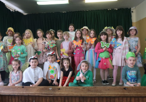 Uczniowie biorący udział w konkursie zainicjowanym przez Samorząd Uczniowski na najciekawsze przebranie wiosenne.