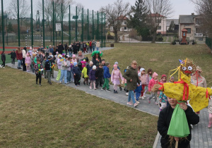 Uczniowie podczas wiosennego spaceru z Marzanną żegnają zimę, a witają wiosnę.