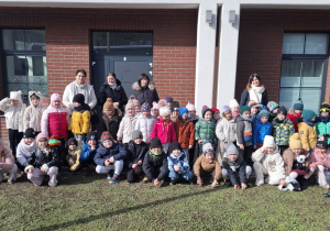 Zdjęcie grupowe "Skoczków i Promyczków" po spektaklu.