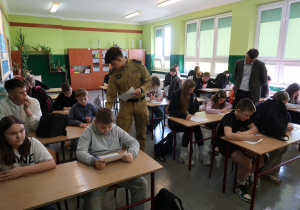 Uczestnicy konkursu rozwiązują test wiedzy.