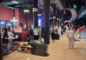 Uczniowie podczas gry na kręgielni.