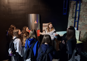 Uczniowie poznają tajniki niewidzialnego prądu.