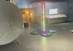 Ekspozycja Experymentarium z technicznymi oraz elektrycznymi urządzeniami.