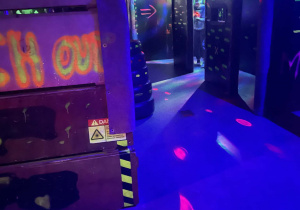 Sala paintballu laserowego.
