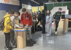 Uczniowie z zaciekawieniem korzystają z ekspozycji Experymentarium.
