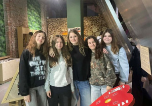 Uczennice w jednej z sal edukacyjnych Experymentarium w Łodzi.