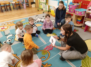 Uczennice klasy VI prowadzą zajęcia w grupie przedszkolnej kamyczki.