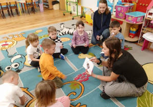 Uczennice klasy VI prowadzą zajęcia w grupie przedszkolnej kamyczki.
