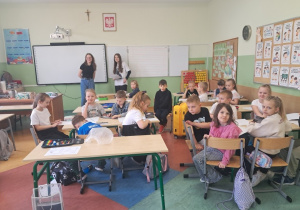 Uczennice klasy VII b w roli nauczyciela w klasie I.