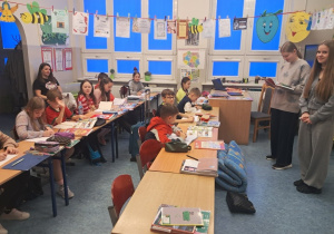 Uczennice klasy VII b prowadzą zajęcia w klasie III b.