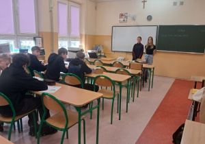 Uczennice klasy VII b prowadzą zajęcia z języka polskiego.