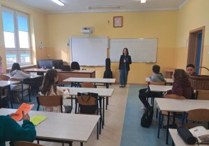 Uczennica klasy VI prowadzi zajęcia religii.