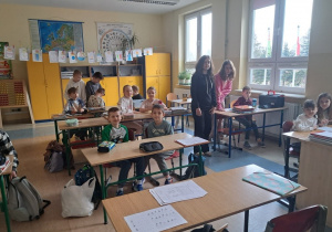 Uczennice klasy VII b prowadzą zajęcia w klasie III a.