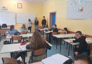 Uczniowie klasy VIII a prowadzą zajęcia z języka angielskiego w klasie IV.