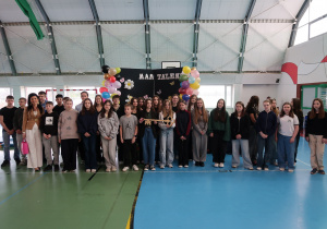 Uczniowie którzy prowadzili zajęcia stoją na hali obdarowani cukierkami przez Panią Dyrektor oraz trzymają symboliczny klucz.