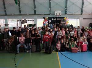 Uczniowie klas I- VIII prezentują swoje oryginalne plecaki na hali wraz z Panią Dyrektor.