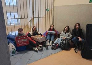 Uczniowie klasy VI prezentują swoje atrakcyjne przedmioty które zastąpiły plecak.