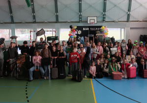 Uczniowie klas I- VIII prezentują swoje oryginalne plecaki na hali wraz z Panią Dyrektor.