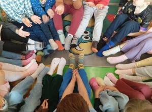 Przedszkolaki z grypy Skoczki prezentują swoje skarpetki nie do pary.