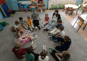 Dzień kolorowej skarpetki licznie świętują przedszkolaki w grupie Skrzaty wraz z Uczennicą klasy VII b oraz uczniem klasy VI.