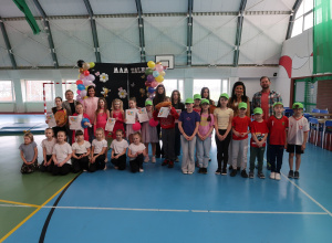 Nagrodzeni uczniowie wraz z Panią Dyrektor i jury konkursu „Mam talent”.