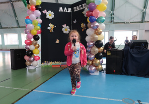 Występ dziewczynki z grupy Promyczki w wierszu autorskim pt. „O mnie”.