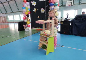 Występ dziewczynki z grupy przedszkolnej Promyczki w wierszu pt. „Na straganie”.