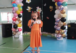 Występ dziewczynki z grupy Promyczki w piosence pt. „Na straganie”.