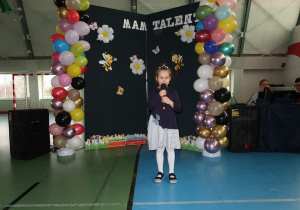 Dziewczynka z grupy przedszkolnej Zuchy w wierszu pt. „Entliczek pentliczek”.